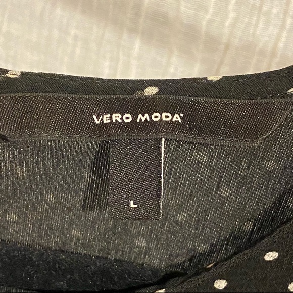 Vero Moda Sleeveless Pleated Blouse. - Picture 7 of 8